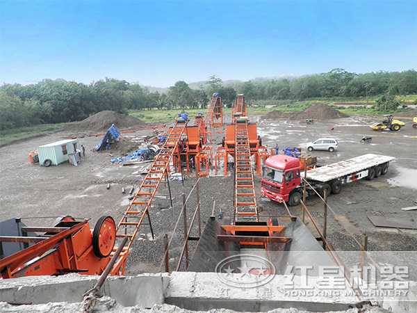 小型細碎沖擊式制砂機生產(chǎn)現(xiàn)場 小型細碎沖擊式制砂機生產(chǎn)現(xiàn)場