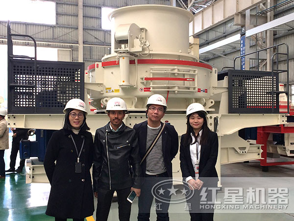 參觀制砂機車間的客戶 參觀制砂機車間的客戶