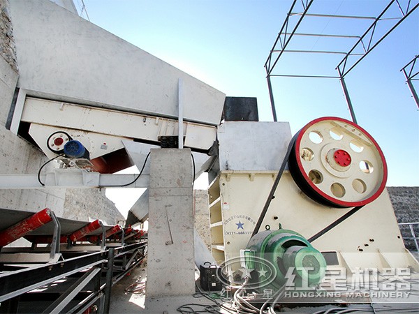 顎式破碎機作業現場 顎式破碎機作業現場