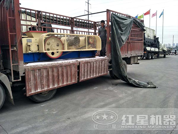 對輥式制砂機發(fā)貨 對輥式制砂機發(fā)貨