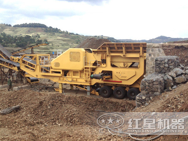 進入到原料場地作業的車載流動破石機 進入到原料場地作業的車載流動破石機