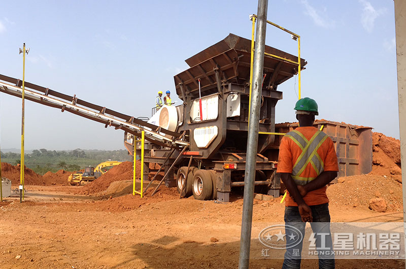 顎式移動(dòng)破碎機(jī)作業(yè)現(xiàn)場(chǎng) 顎式移動(dòng)破碎機(jī)作業(yè)現(xiàn)場(chǎng)