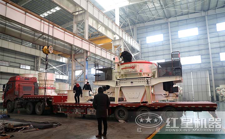 工人對要發貨的制砂機進行固定 工人對要發貨的制砂機進行固定