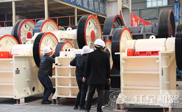 到顎破擺放車間進行參觀的客戶 到顎破擺放車間進行參觀的客戶