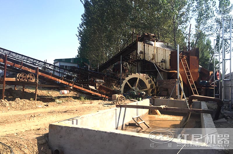 制砂、洗砂現(xiàn)場(chǎng),污水沉淀,循環(huán)使用 制砂、洗砂現(xiàn)場(chǎng),污水沉淀,循環(huán)使用