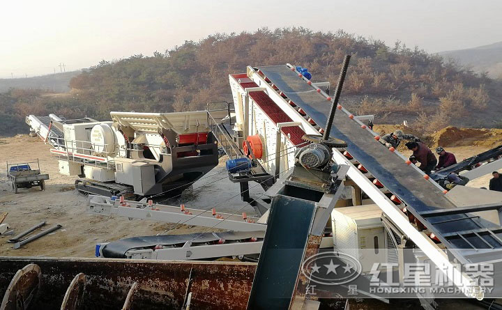 履帶移動破碎石現場 履帶移動破碎石現場