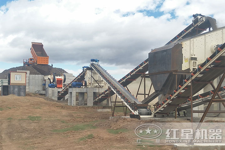 一套碎石機(jī)作業(yè)現(xiàn)場 一套碎石機(jī)作業(yè)現(xiàn)場