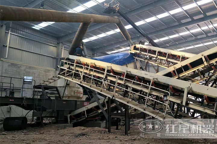 移動(dòng)小型砂機(jī)室內(nèi)作業(yè)現(xiàn)場(chǎng)