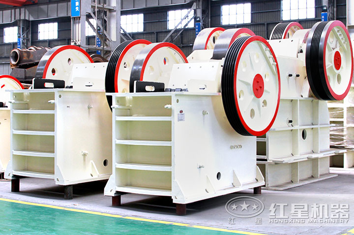 車間擺放的顎式破碎機 車間擺放的顎式破碎機