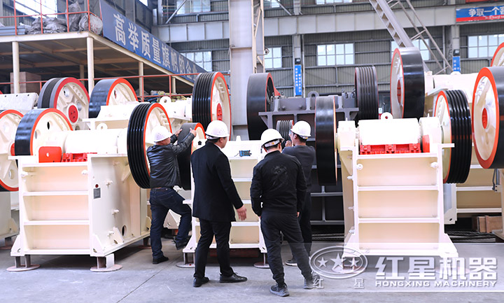客戶參觀紅星碎石機設(shè)備廠區(qū)