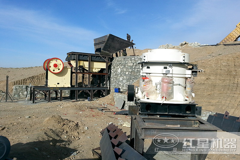 破碎生產線中的顎式破碎機，粗碎