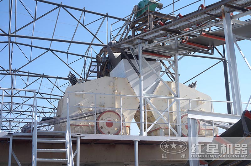 反擊式破碎機生產(chǎn)現(xiàn)場 反擊式破碎機生產(chǎn)現(xiàn)場