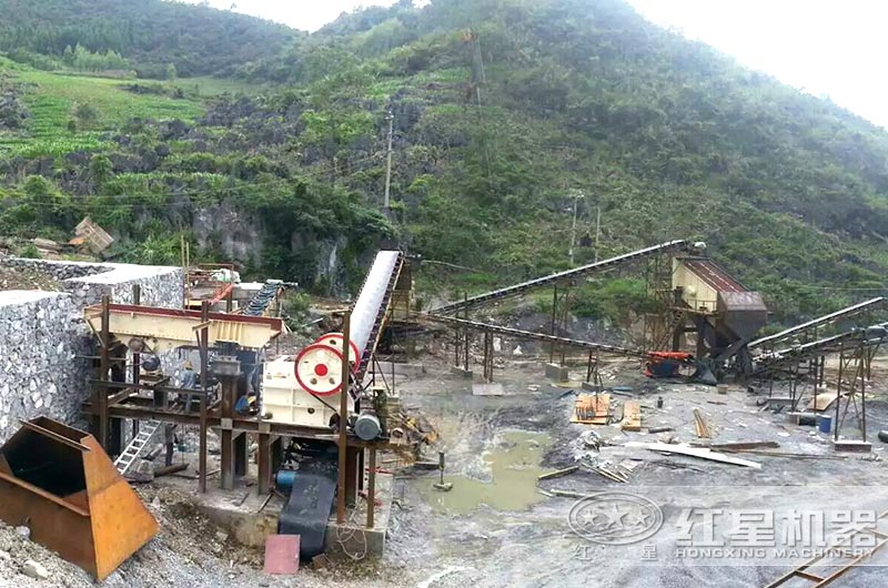 顎式破碎機生產(chǎn)現(xiàn)場 顎式破碎機生產(chǎn)現(xiàn)場