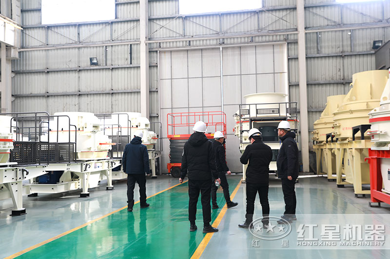 客戶(hù)參觀制砂機(jī)車(chē)間 客戶(hù)參觀制砂機(jī)車(chē)間