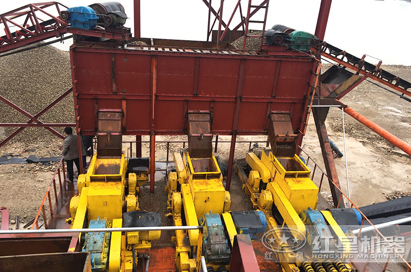 對輥制砂機作業現場 對輥制砂機作業現場