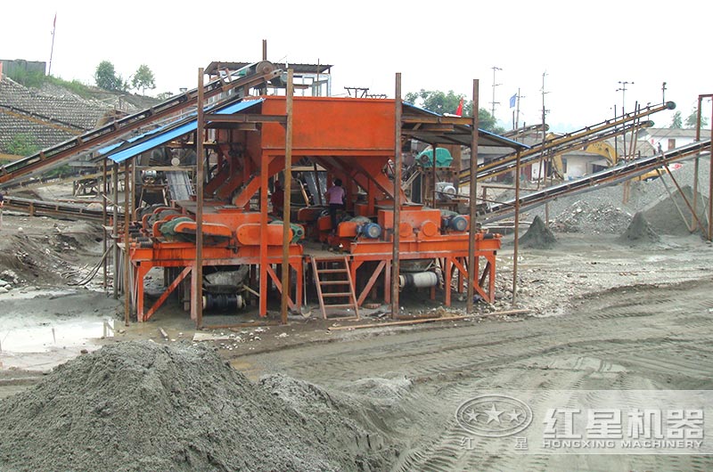 對(duì)輥制砂機(jī)作業(yè)現(xiàn)場(chǎng)實(shí)拍 對(duì)輥制砂機(jī)作業(yè)現(xiàn)場(chǎng)實(shí)拍